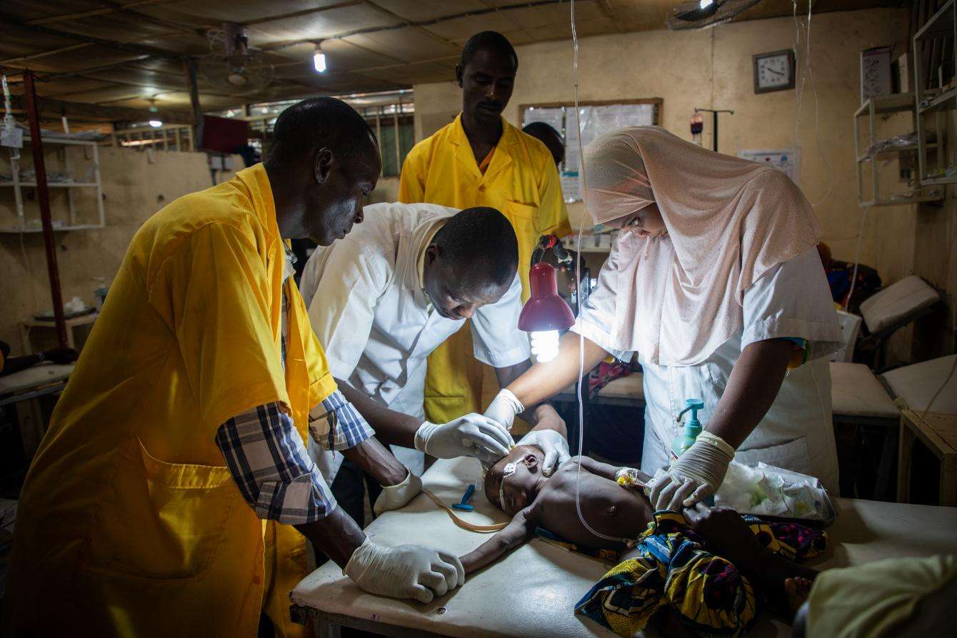 MSF team cares for pediatric patient in Niger