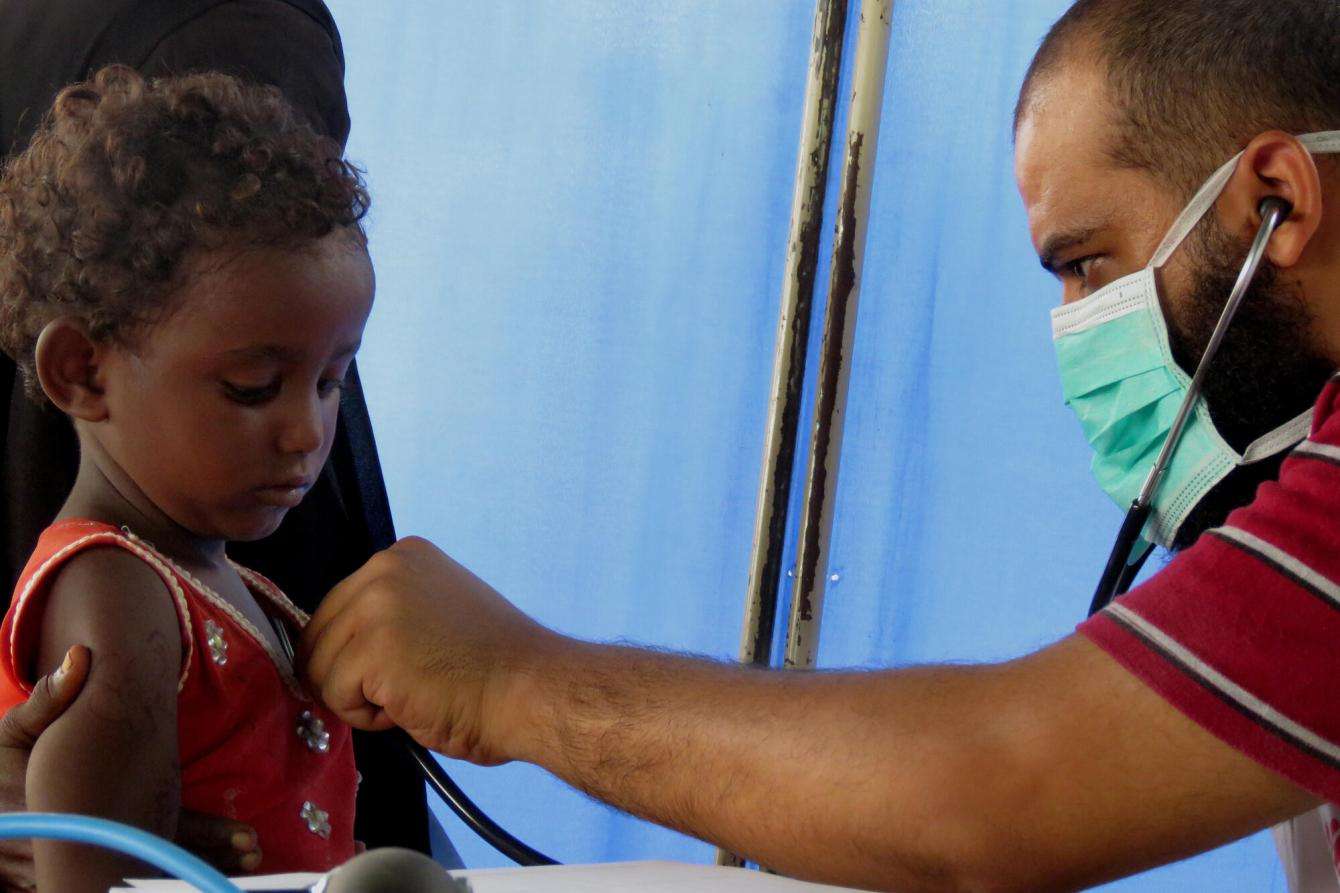 MSF doctor Naseer Abdulkarim checks a child suffering respiratory problems during a mobile clinic in Al Matayn, near Abs.