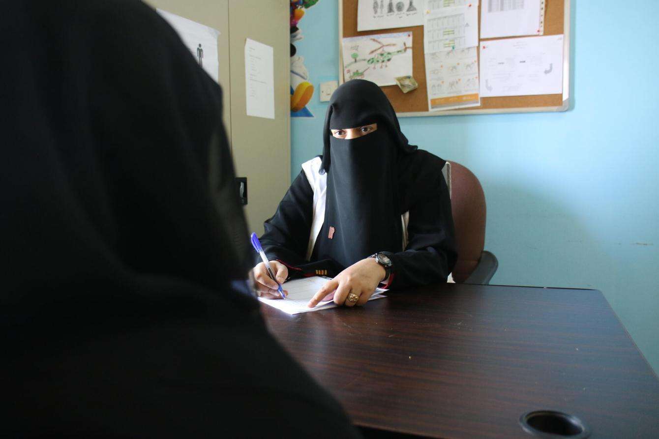 Psychologist conducting a counseling session with a patient at the mental health clinic in Al-Gamhouri Hospital.