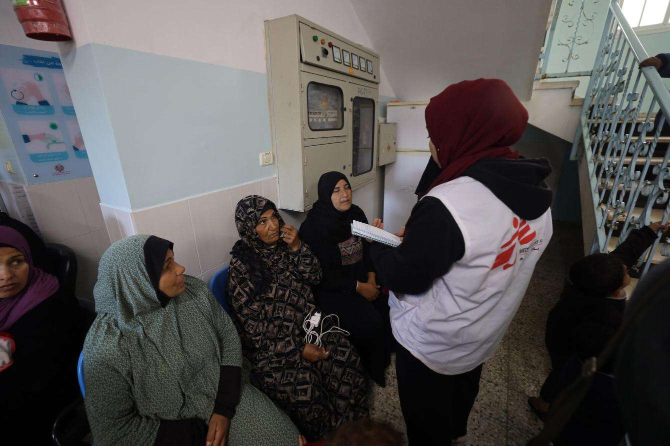 MSF mental health supervisor attends to patients.
